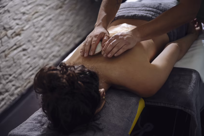 DAS SIEBEN - sieben Sinne | fühlen - Massage ©alexgretter Nahaufnahme einer Rückenmassage auf einer Spa-Liege im DAS SIEBEN